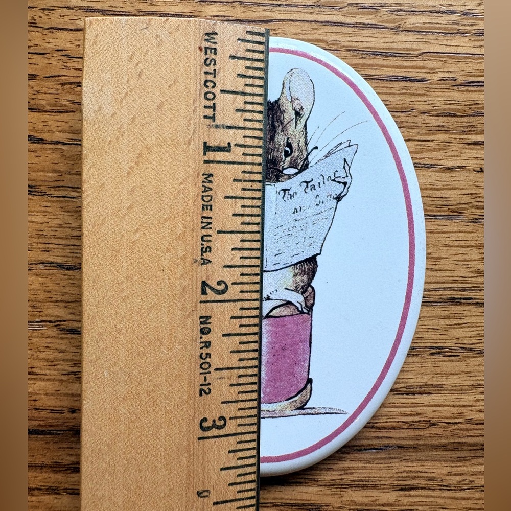 Vintage Beatrix Potter “Tailor Mouse” ceramic magnet - Picture 4 of 6
